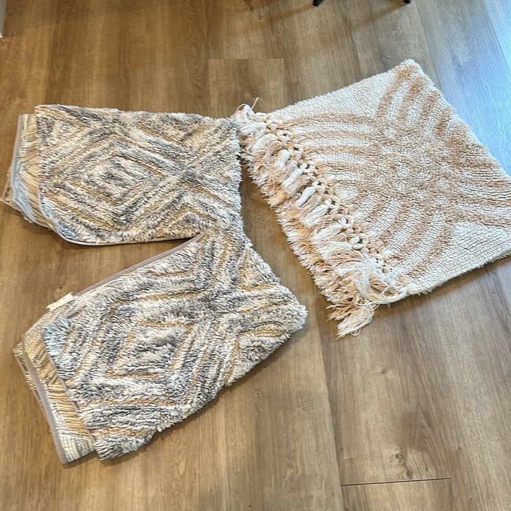 Lot 3 bathroom rugs Neutral